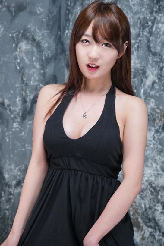 Modelo coreana So Yeon Yang con vestido negro