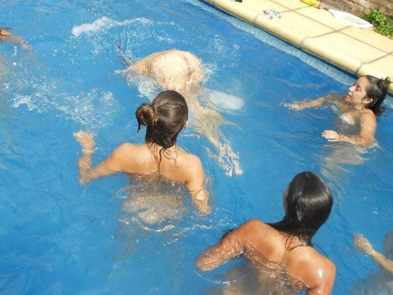 Latina-College-Teenager haben einen Pool