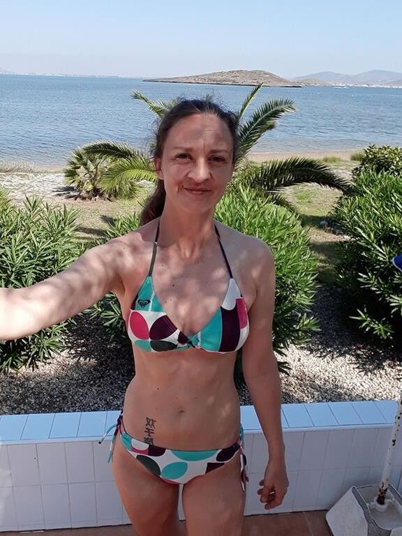 Fille en bikini chaude pour des contrefaçons ou des hommages