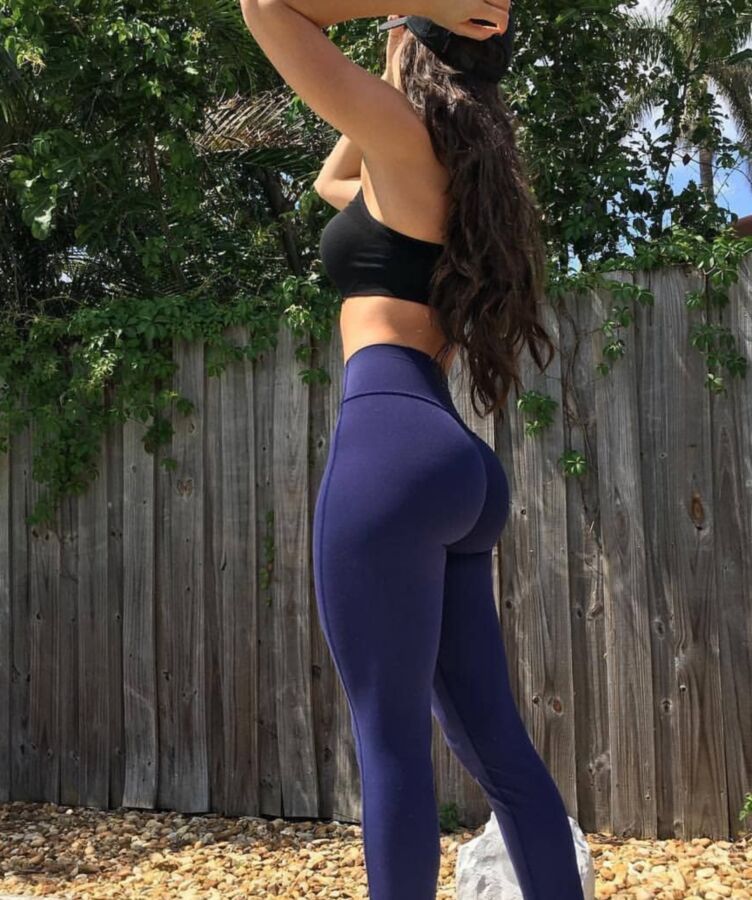 Chicas en pantalones de yoga