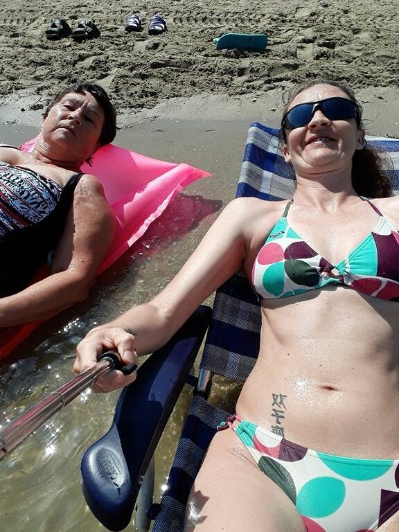 Fille en bikini chaude pour des contrefaçons ou des hommages