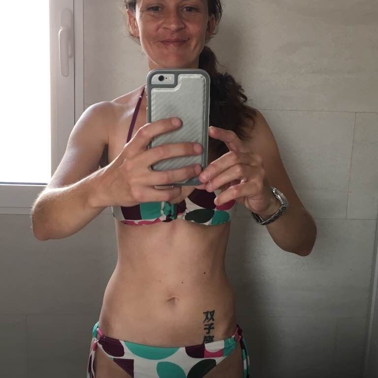 Fille en bikini chaude pour des contrefaçons ou des hommages