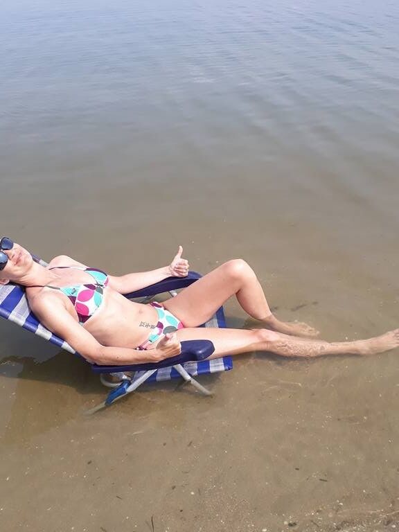 Fille en bikini chaude pour des contrefaçons ou des hommages