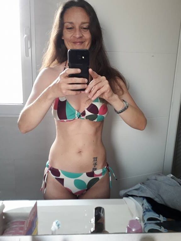 Fille en bikini chaude pour des contrefaçons ou des hommages