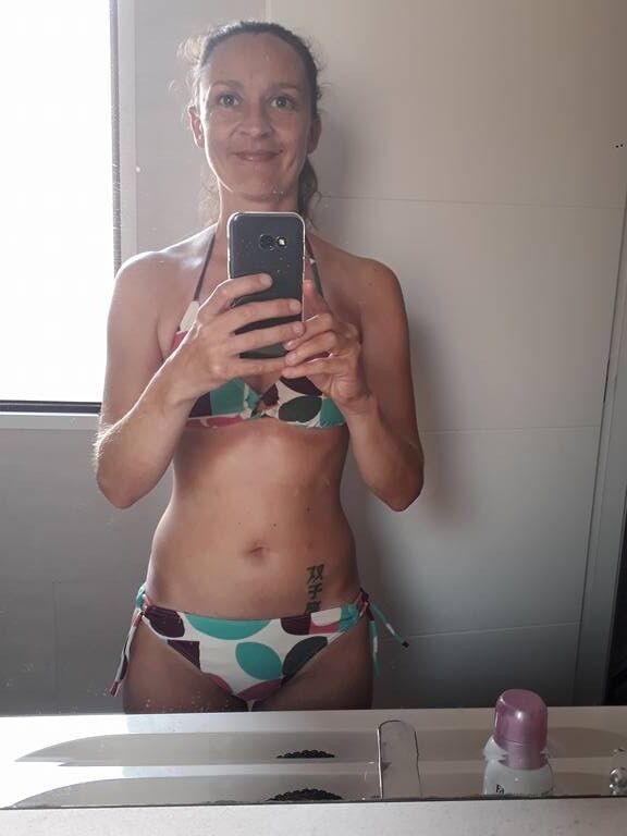 Fille en bikini chaude pour des contrefaçons ou des hommages