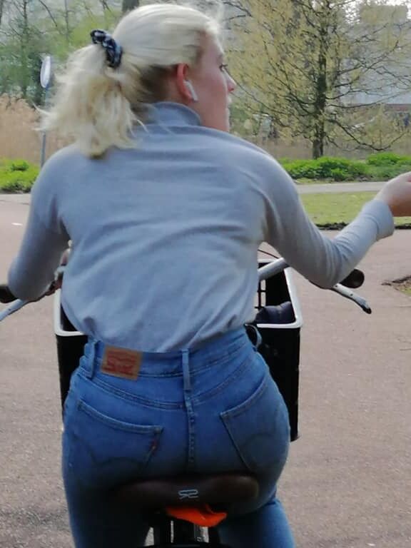 Von mir gejagt - Blondes Teeny mit feinem Hintern in engen Jeans