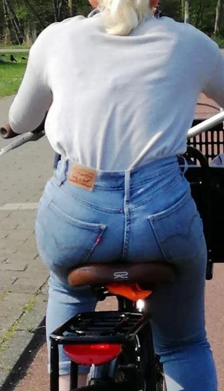 Von mir gejagt - Blondes Teeny mit feinem Hintern in engen Jeans