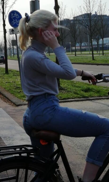 Von mir gejagt - Blondes Teeny mit feinem Hintern in engen Jeans