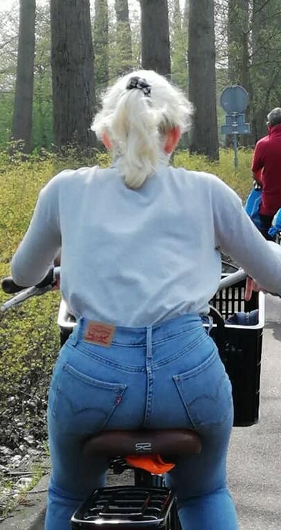 Hunted By Me - Blond Teeny with a Fine Bootie in Tight Jeans