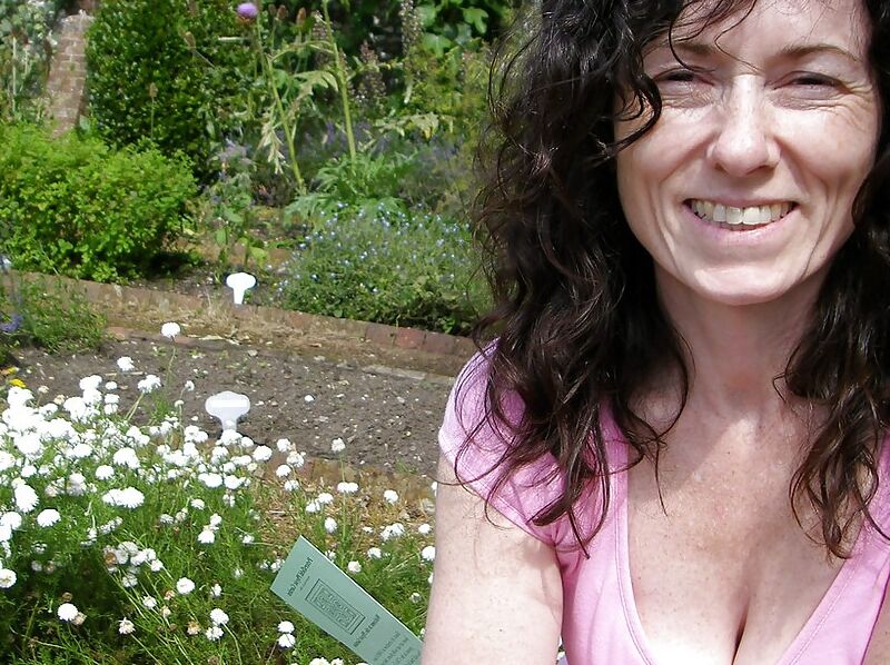 (UK) Slim MILF from the UK