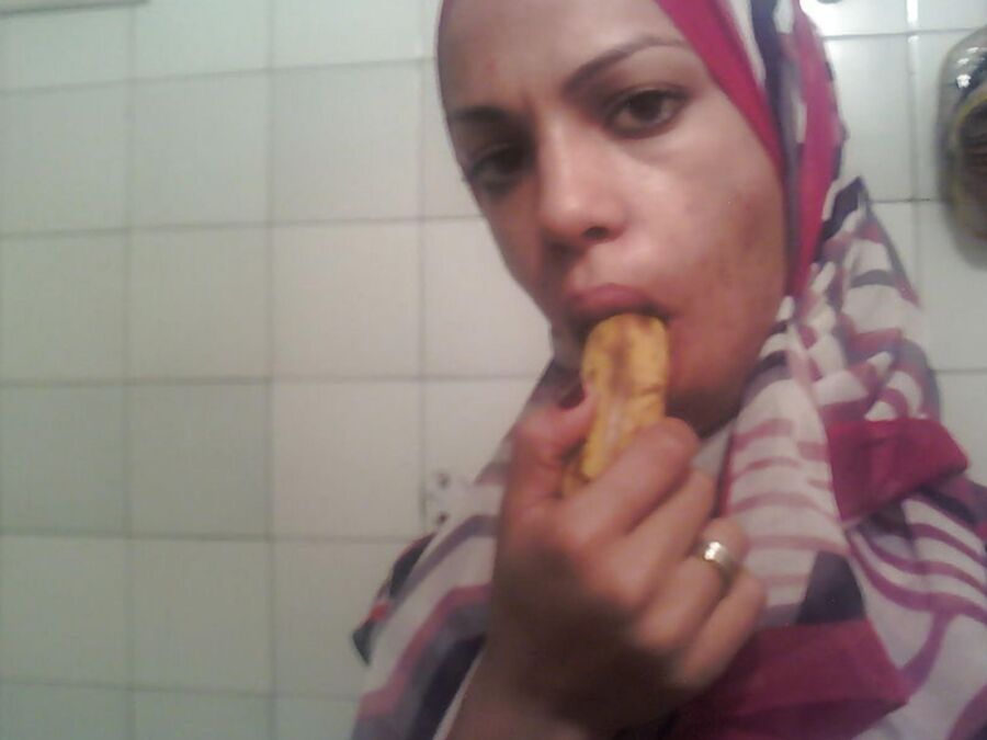 moroccan slet  in love with banana