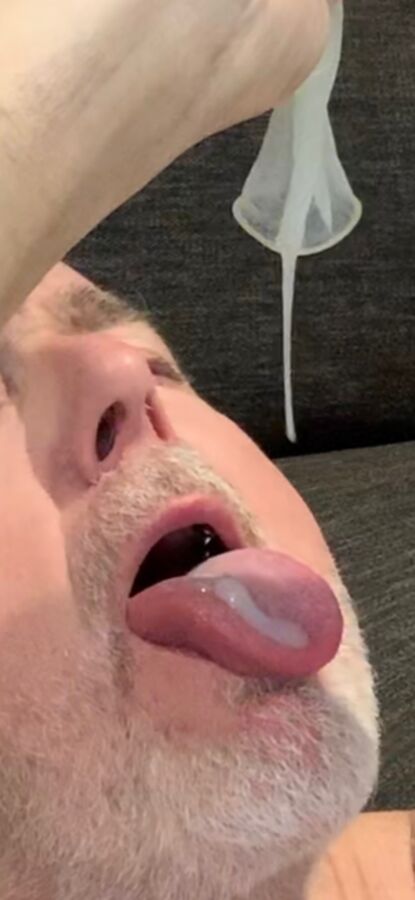 Subslutpleaser enjoys a cum snack after getting fucked