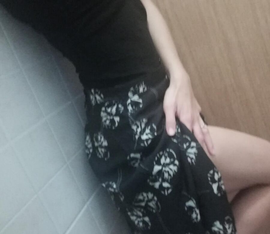 Mi esposa flaca y morena exhibicionista (selfshots en el baño del trabajo)