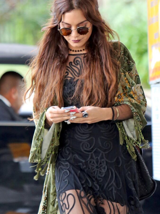 Vanessa Hudgens Upskirt Candids em West Hollywood