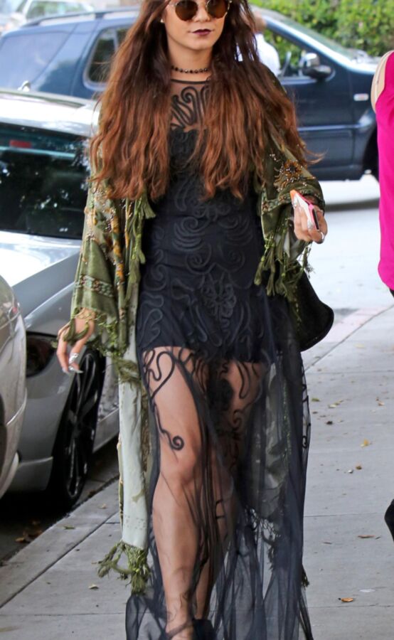 Vanessa Hudgens Upskirt Candids em West Hollywood