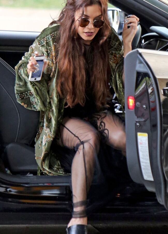 Vanessa Hudgens Upskirt Candids em West Hollywood