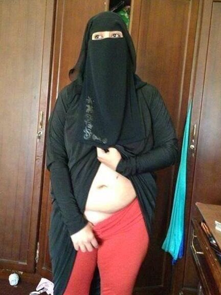 Esposa caliente Niqabi musulmana yemení con su marido cornudo - Amateur