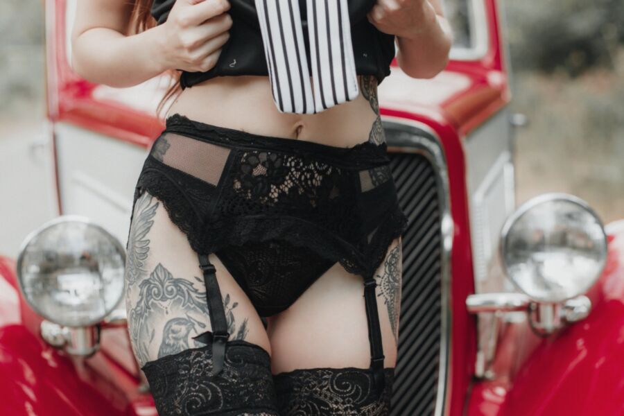 Suicide Girls - Avari - Histoire de route