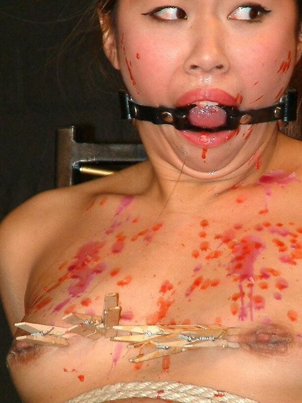 Kokos extrême bdsm et torture des seins japonais d'un esclave adolescent maigre