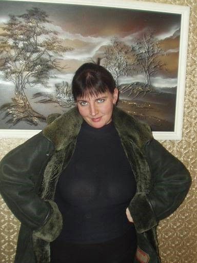 Jolie MILF brune russe posant et suçant