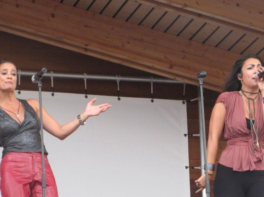 Monique et Suzanne chanteuses à baiser