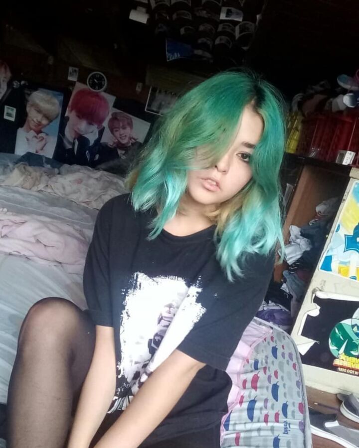 Strumpfhosen-Emo-Girl