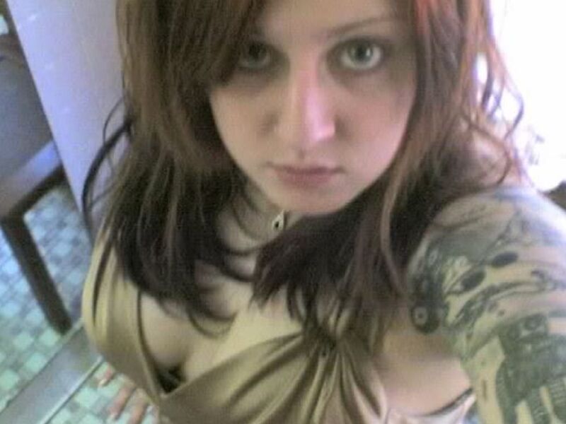 Belle fille emo encrée aux gros seins adore les grosses bites !