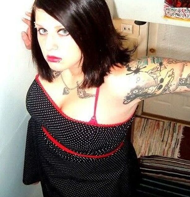 ¡Hermosa chica emo tatuada y tetona ama las pollas gordas!