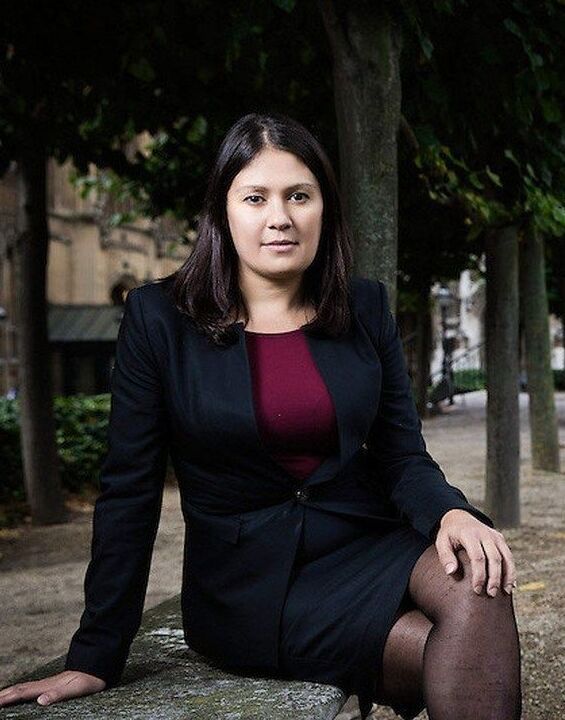 Lisa Nandy – britische Politikerin in Strumpfhosen