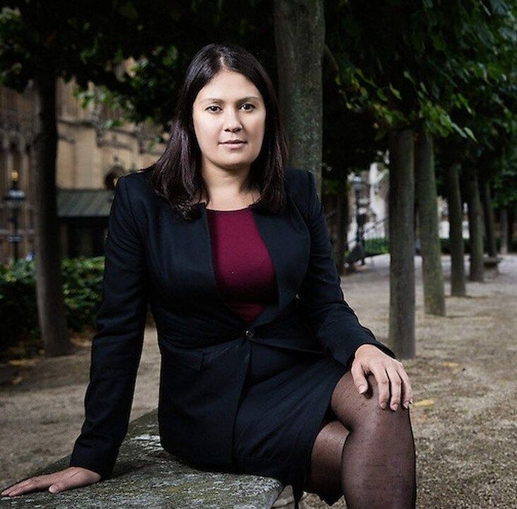 Lisa Nandy – britische Politikerin in Strumpfhosen