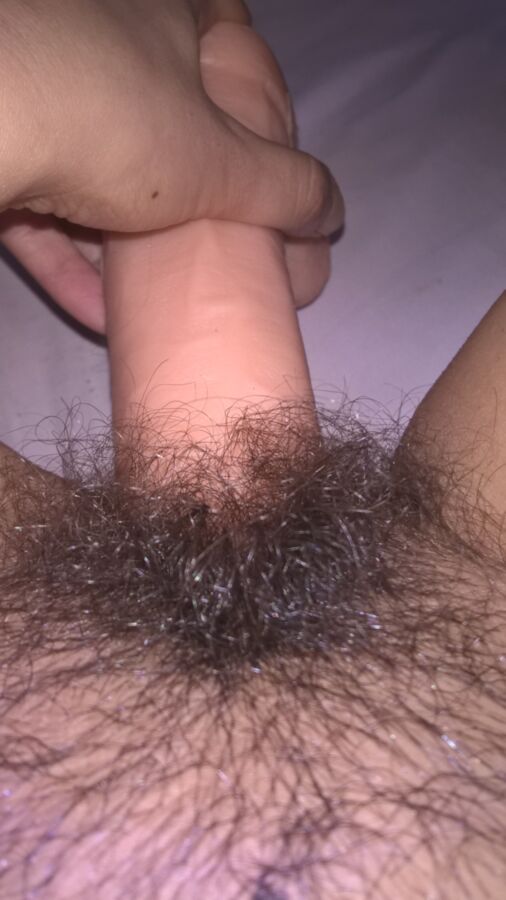 Hairy JoyTwoSex se baise avec un gros jouet