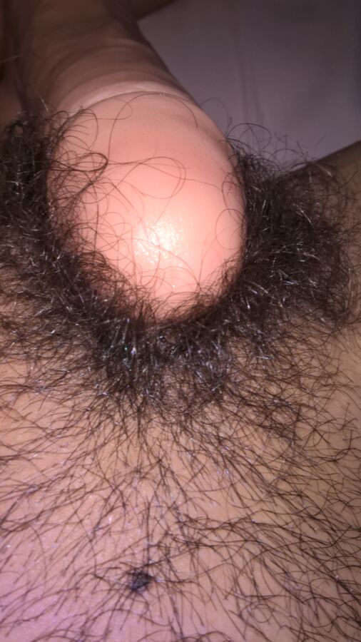 Hairy JoyTwoSex se baise avec un gros jouet