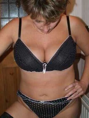 Femme mature mais amateur assez attrayante avec de gros juggs