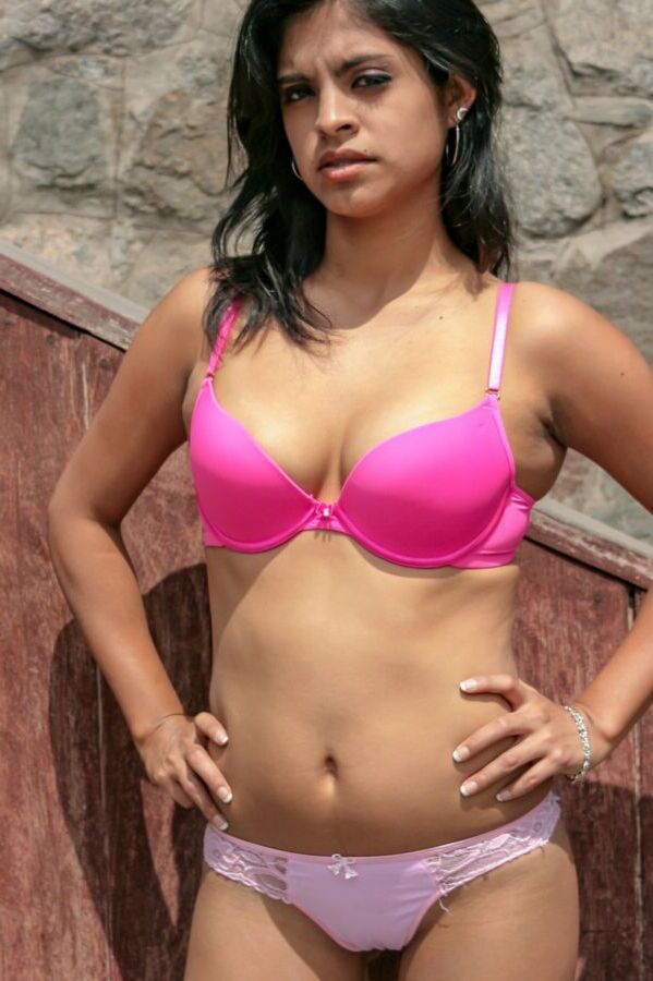 Indian Latina Eva poses outdoor in casting realteenlatinas