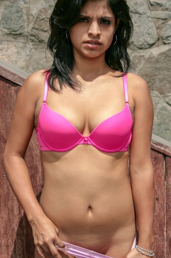 Indian Latina Eva poses outdoor in casting realteenlatinas