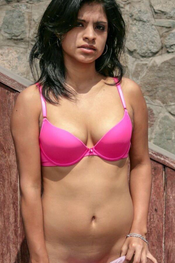 Indian Latina Eva poses outdoor in casting realteenlatinas