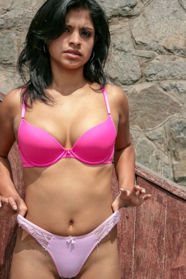 Indian Latina Eva poses outdoor in casting realteenlatinas