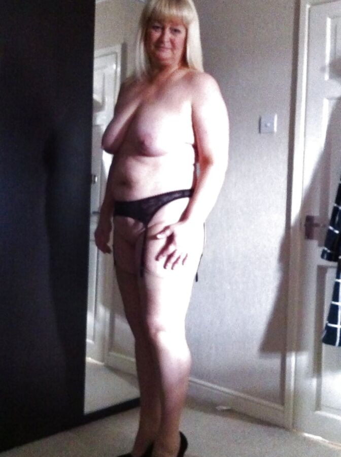 Julie, sexy UK GILF Slut