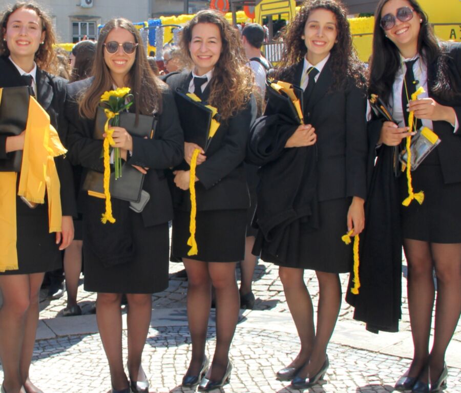 Estudiantes en pantimedias negras