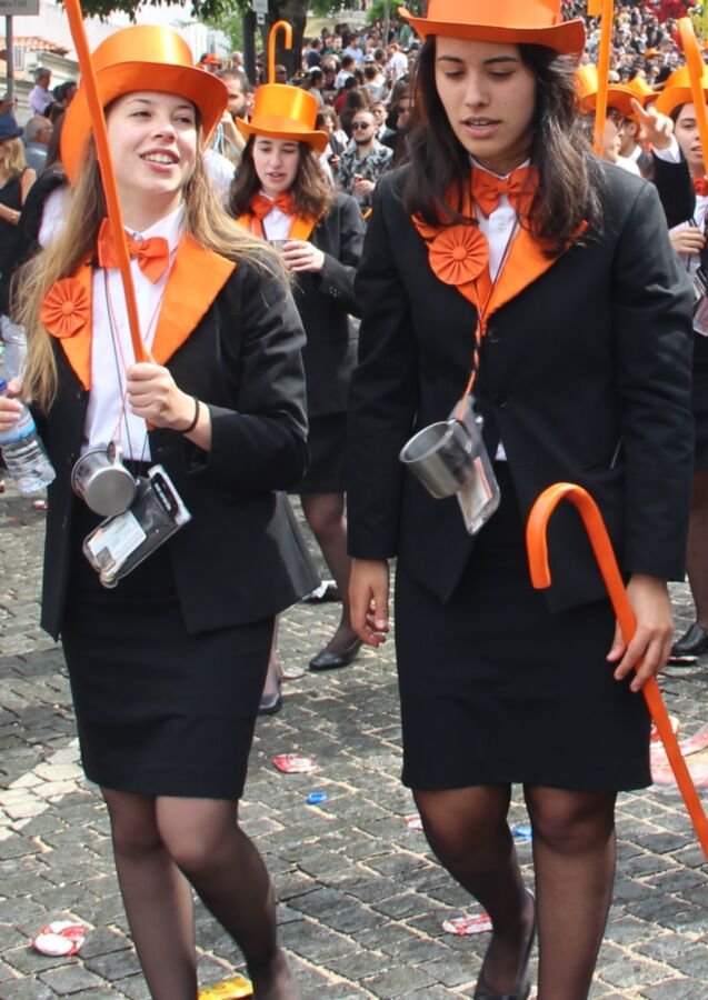 Estudiantes en pantimedias negras