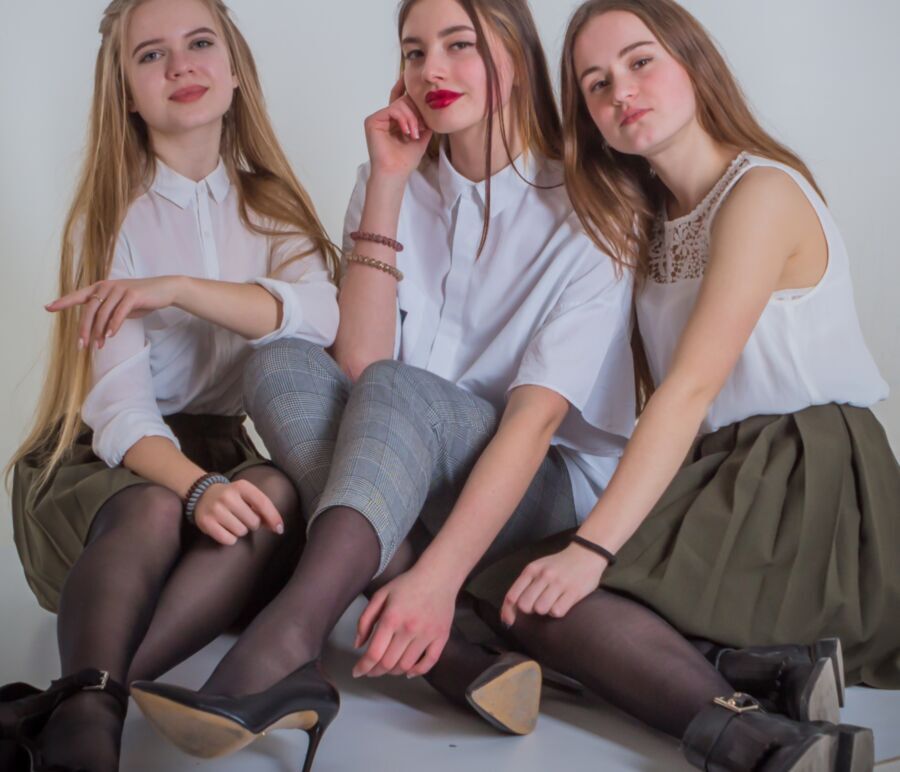 Filles de fête de remise des diplômes en collants