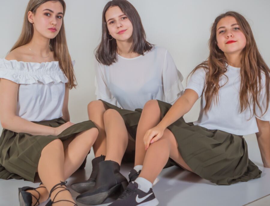 Filles de fête de remise des diplômes en collants