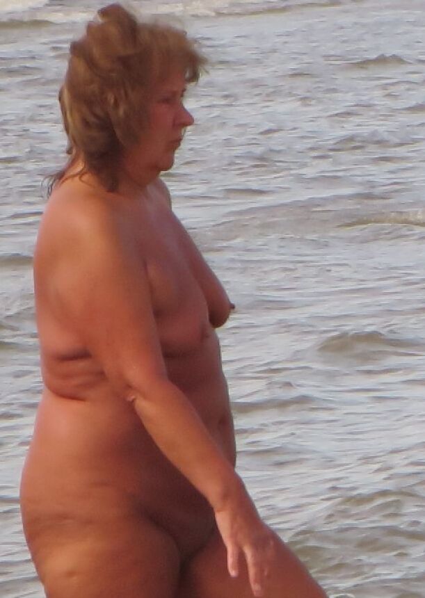 Nackte MILFs am Strand