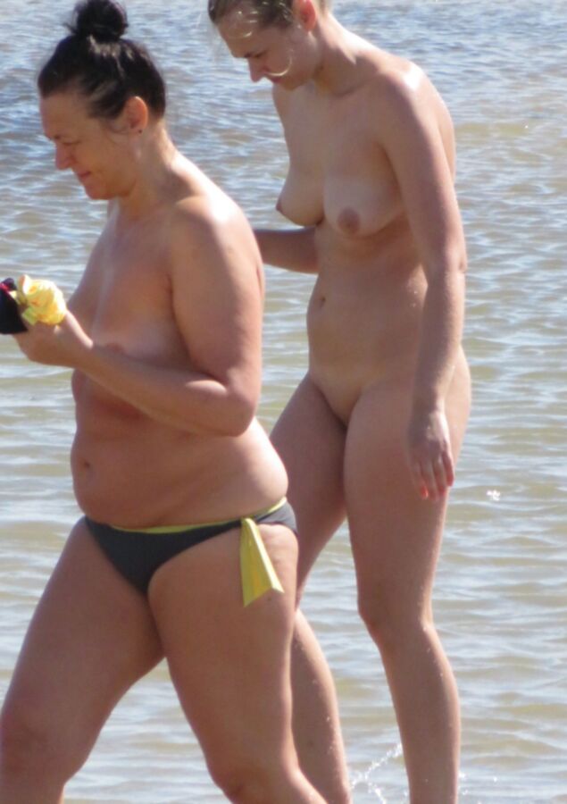 Nackte MILFs am Strand