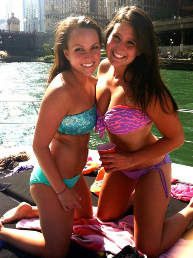 More random bikini hotties on vacation