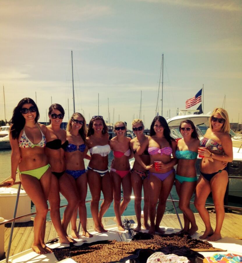 More random bikini hotties on vacation