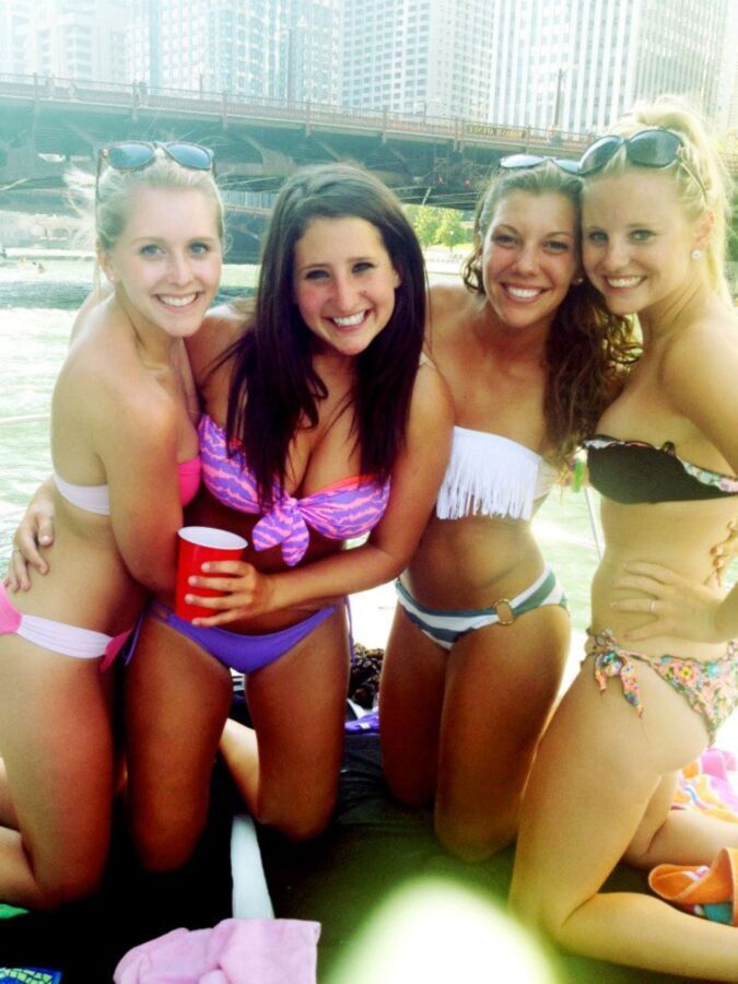 More random bikini hotties on vacation