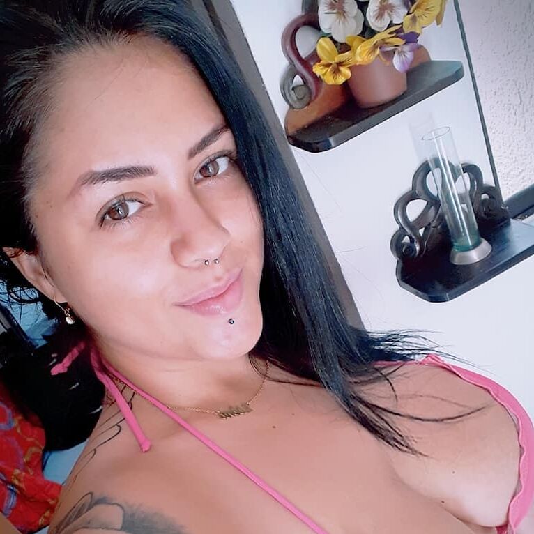 Alejandra, Latina sexy et sexy, seins riches, cul et tatouages