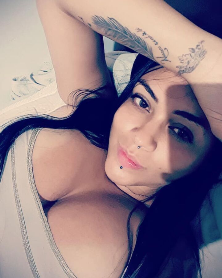 Alejandra, Latina sexy et sexy, seins riches, cul et tatouages