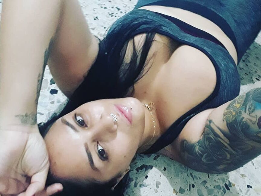 Alejandra, Latina sexy et sexy, seins riches, cul et tatouages